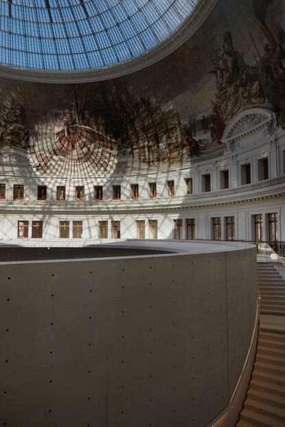 La Bourse de Commerce, de Tadao Ando en París, refuerza los principales atributos del edificio original, al tiempo que lo adapta a su nueva función, pinacoteca para la colección de su propietario, François Pinault, y sala de exposiciones temporales. |