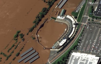 Imagen satélite del estadio TD Bank Ballpark inundado en la ciudad de Bridgewater en Nueva Jersey. 
