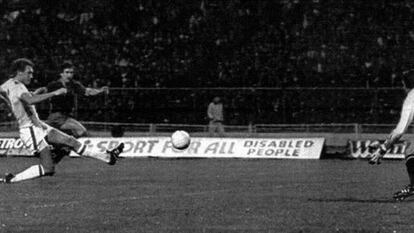 Satrústegui dispara ante Clemence en el Inglaterra-España disputado en Wembley el 25 de marzo de 1981.