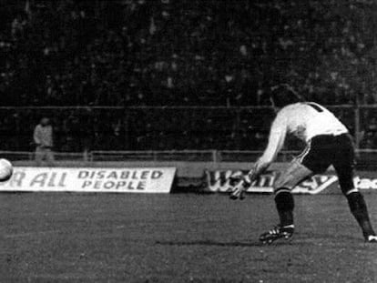 Satrústegui dispara ante Clemence en el Inglaterra-España disputado en Wembley el 25 de marzo de 1981.