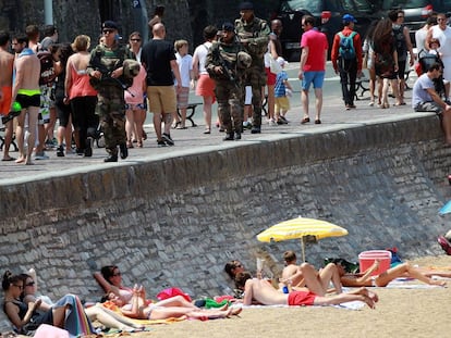 Soldados franceses patrullan cerca de una playa de Biarritz este s&aacute;bado. 