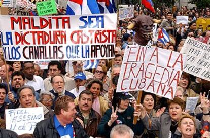 Algunos participantes en la concentración, celebrada en la Puerta del Sol, han criticado a PSOE e IU.