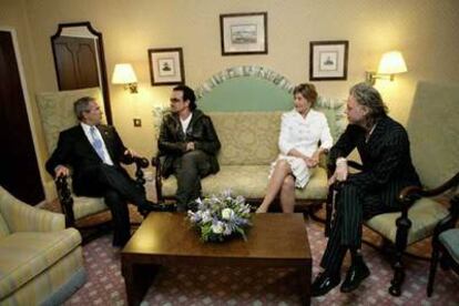 El presidente Bush y su esposa, Laura, conversan con los cantantes Bono (en el centro) y Bob Geldof (derecha) en Gleneagles.