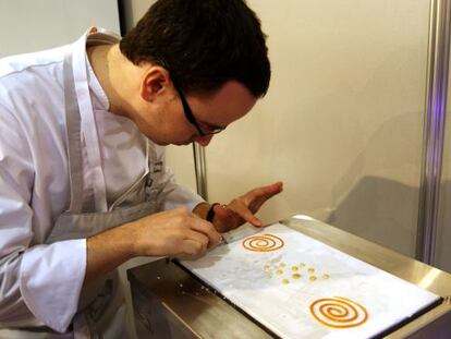 Morales diseña espirales de mojo y perlas de miel.