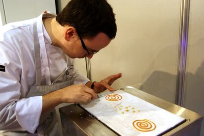 Morales diseña espirales de mojo y perlas de miel.