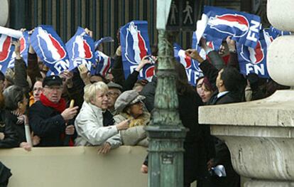 Militantes del Frente Nacional protestan, ayer en París, contra la inauguración de la calle de François Mitterrand.