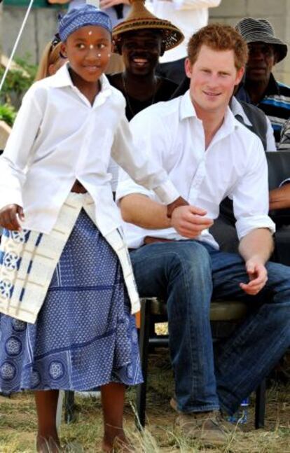 El príncipe, durante una visita a África.