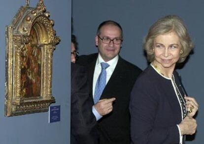 La reina Sofía, con el diseñador del montaje, Jesús Moreno, ayer, durante el recorrido de la exposición.