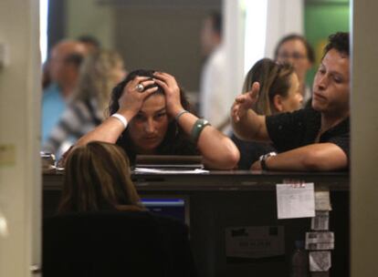 Pasajeros afectados en Barajas por la huelga del personal de cabina de Iberia.