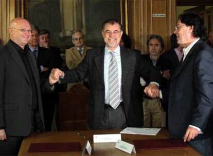 El ministro Bermejo estrecha las manos de Miguel Segarra, representante de CC OO (izquierda), y Julio Lacuerda, de UGT (derecha).