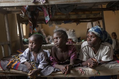 Rose Zeeharrah junto a su hija y su hijo en una cama del campo de Yola, para desplazados internos en Nigeria. Llegaron después de que su ciudad fuera atacada por Boko Haram, que mató a los hombres del pueblo, incluido el marido de Rose. Ella logró huir con sus nueve hijos al bosque, desde donde vio cómo prendían su casa en llamas. “No trajimos nada con nosotros, solo corrimos”. Su hijo de dos años murió mientras se escondían. “De angustia”, dice Rose. En el campo, recibe comida de la Agencia Nacional de Emergencias de Nigeria, mientras Unicef proporciona apoyo educativo y médico a los niños. “Quiero volver a casa y cosechar para poder comer”.