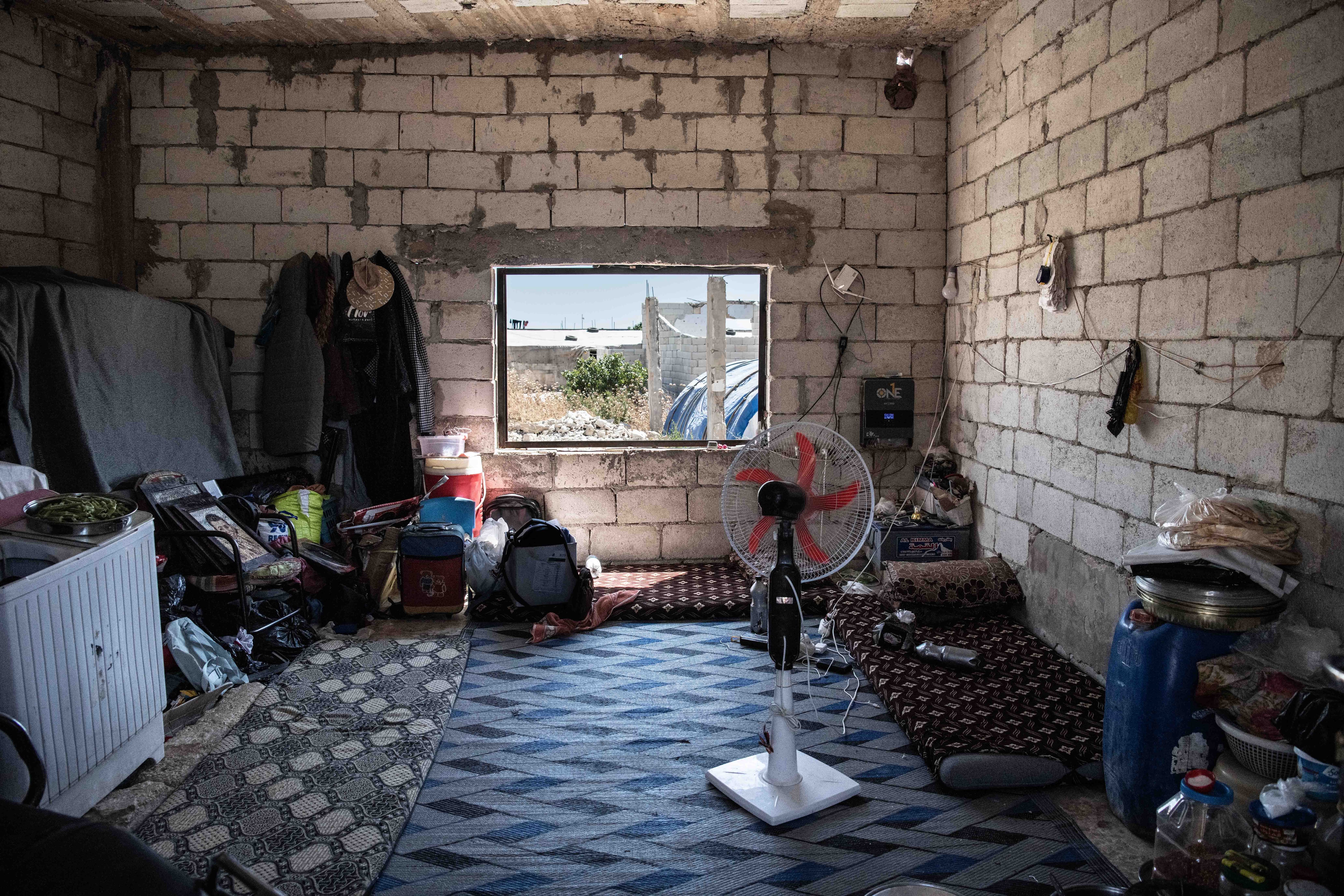 Interior del cuarto que la familia Al Nassa ha levantado al retornar al poblado de Al Hamamiyat y donde se hacinan cuatro hijos y los dos padres, en la provincia de Hama, el 28 de julio.
