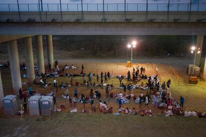 Familias migrantes solicitantes de asilo y menores no acompañados se refugian en un centro de procesamiento improvisado en Granjeno, Texas, el pasado 12 de marzo.