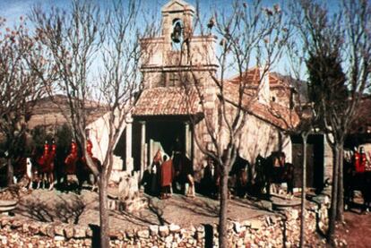 Las secuencias que en la obra literaria supuestamente transcurren en el exterior del monasterio de San Pedro de Cardeña (Burgos) se grabaron a las afueras de Madrid, por la dificultad de trasladar a todo el equipo tantos kilómetros cada día.