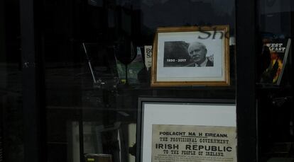 Memorial en homenaje a Martin McGuinness, exjefe militar del IRA, en un escaparate del partido político Sinn Fein en la calle Falls Road de Belfast. McGuinness, figura clave en el proceso de pacificación, había dejado en enero el cargo de vice ministro principal norirlandés. Falleció el pasado 21 de marzo.