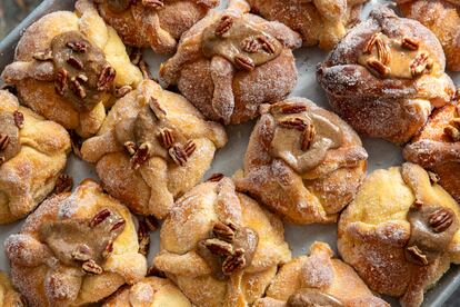 Pan de muerto con crema de vainilla y praline de nuez de la panadería Odette.