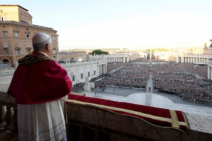 El papa León XIV, en su primera aparición pública.