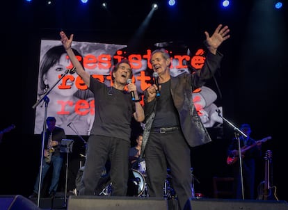 Actuación del Dúo Dinámico, Manuel de la Calva (izquierda) y Ramón Arcusa, durante un concierto celebrado en 2022 en Sitges,Barcelona.