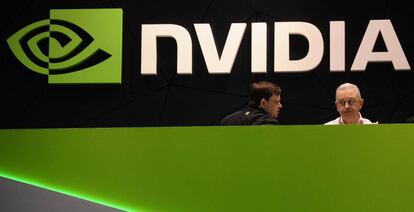 Dos personas en el stand de Nvidia en una anterior edición del MWC de Barcelona. 
 