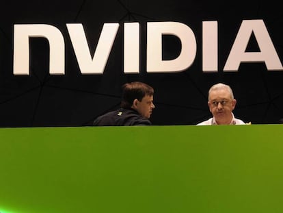 Dos personas en el stand de Nvidia en una anterior edición del MWC de Barcelona. 
 