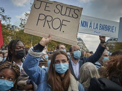 Un grupo de estudiantes, en una manifestación en París en homenaje al profesor asesinado.