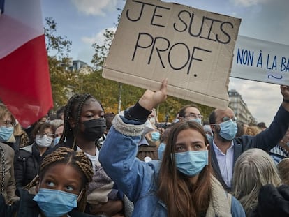 Un grupo de estudiantes, en una manifestación en París en homenaje al profesor asesinado.