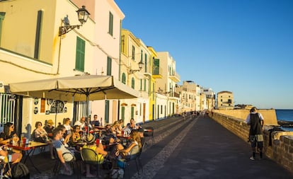 Una terraza en el paseo marítimo de Alghero, en Cerdeña.