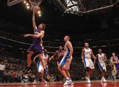 Gasol anota contra los Clippers ante sus compañeros y los jugadores rivales.