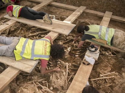 Arqueólogos trabajan en las fosas de las obras de la Sagrera.