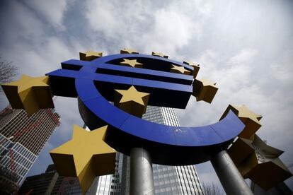La escultura del euro ante la sede del BCE.