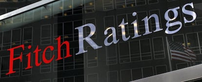 Logotipo de la agencia de calificación Fitch Ratings en su sede principal en Nueva York