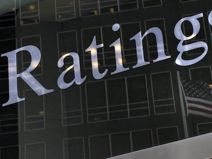 Logotipo de la agencia de calificación Fitch Ratings en su sede principal en Nueva York