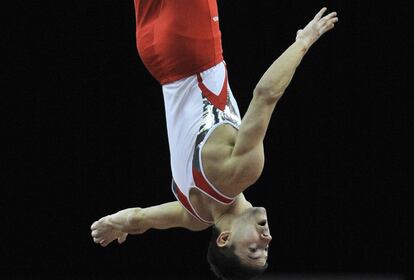 ARA2 LONDRES (REINO UNIDO) 13/1/2012.- El suizo Nicolas Schori compite en el trampolin durante el torneo Preolímpico que se disputa en el North Greenwich Arena de Londres, Reino Unido, hoy, viernes 13 de enero de 2012. La Federación Internacional de Gimnasia (FIG) introdujo este año como novedad en el sistema de clasificación para los Juegos el torneo Preolímpico que se tiene lugar esta semana en la capital británica. EFE/ANDY RAIN