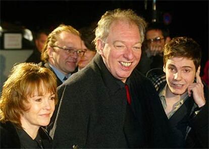 La actriz Katrin Sass, junto a Wolfgang Becker, en el centro, y Daniel Brühl, ayer en Berlín.