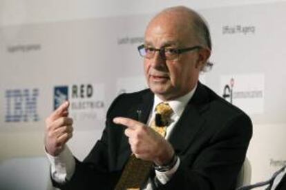 El ministro de Hacienda, hoy, durante la jornada "Más allá de la austeridad: volviendo a la senda del crecimiento", del seminario The Economist, en Madrid, en la que se debaten las perspectivas y oportunidades de crecimiento de España en un entorno de ajustes presupuestarios y reformas estructurales.