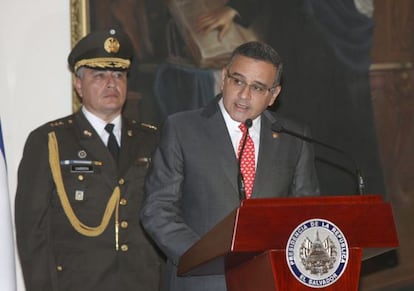 Mauricio Funes habla durante la posesi&oacute;n del nuevo directos de la Polic&iacute;a Nacional Civil (PNC), el general Francisco Salinas.