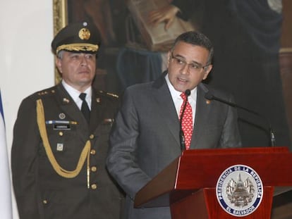 Mauricio Funes habla durante la posesi&oacute;n del nuevo directos de la Polic&iacute;a Nacional Civil (PNC), el general Francisco Salinas.