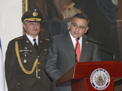 Mauricio Funes habla durante la posesi&oacute;n del nuevo directos de la Polic&iacute;a Nacional Civil (PNC), el general Francisco Salinas.