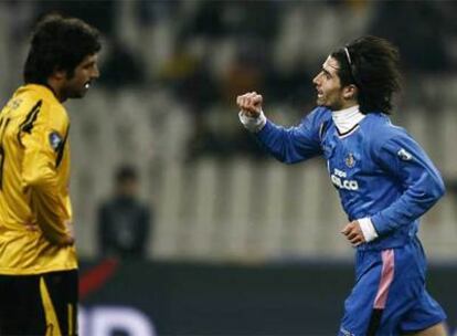 De la Red celebra su gol al AEK frente a Zikos.