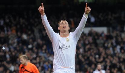 Cristiano eleva al cielo dos dedos en homenaje a Eusébio.