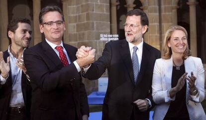 Rajoy estrecha la mano a Antonio Basagoiti, junto Arantza Quiroga y Borja Sémper.