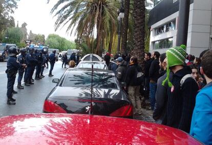Piquetes y policías enfrentados en el campus de Blasco Ibáñez, en Valencia.