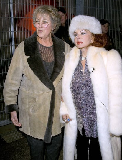 La escritora feminista Germaine Greer y Jackie Stallone, madre del actor Sylvester Stallone, entran en el programa 'Gran Hermano VIP' británico en 2005.