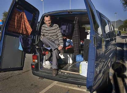 Bruno Murillo, en la furgoneta en la que vive.