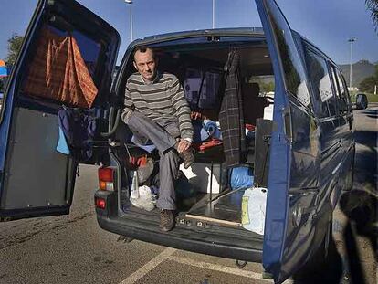 Bruno Murillo, en la furgoneta en la que vive.