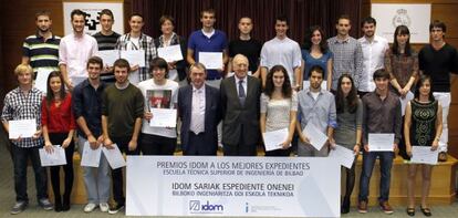 En el centro, Fernando Querejeta, de Idom (a la derecha) y Enrique Amezua, director de la Escuela de Ingeniería, rodeados de los alumnos premiados por sus expedientes.