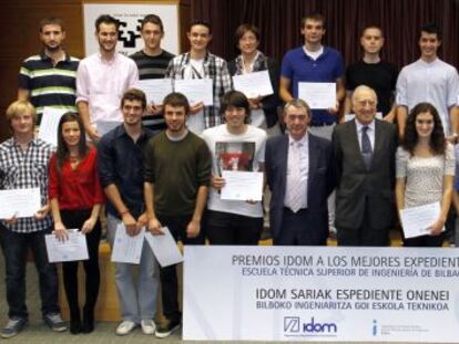 En el centro, Fernando Querejeta, de Idom (a la derecha) y Enrique Amezua, director de la Escuela de Ingeniería, rodeados de los alumnos premiados por sus expedientes.