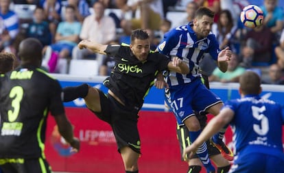 Edgar (Alav&eacute;s), cabecea el bal&oacute;n ante el jugador del Sporting de Gij&oacute;n, Xavi Torres.