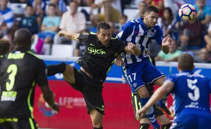 Edgar (Alavés), cabecea el balón ante el jugador del Sporting de Gijón, Xavi Torres.