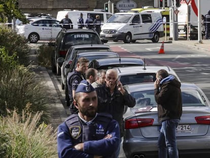 Oficiales de policía investigan el lugar donde dos policías han sido apuñalados en Bruselas este miércoles.